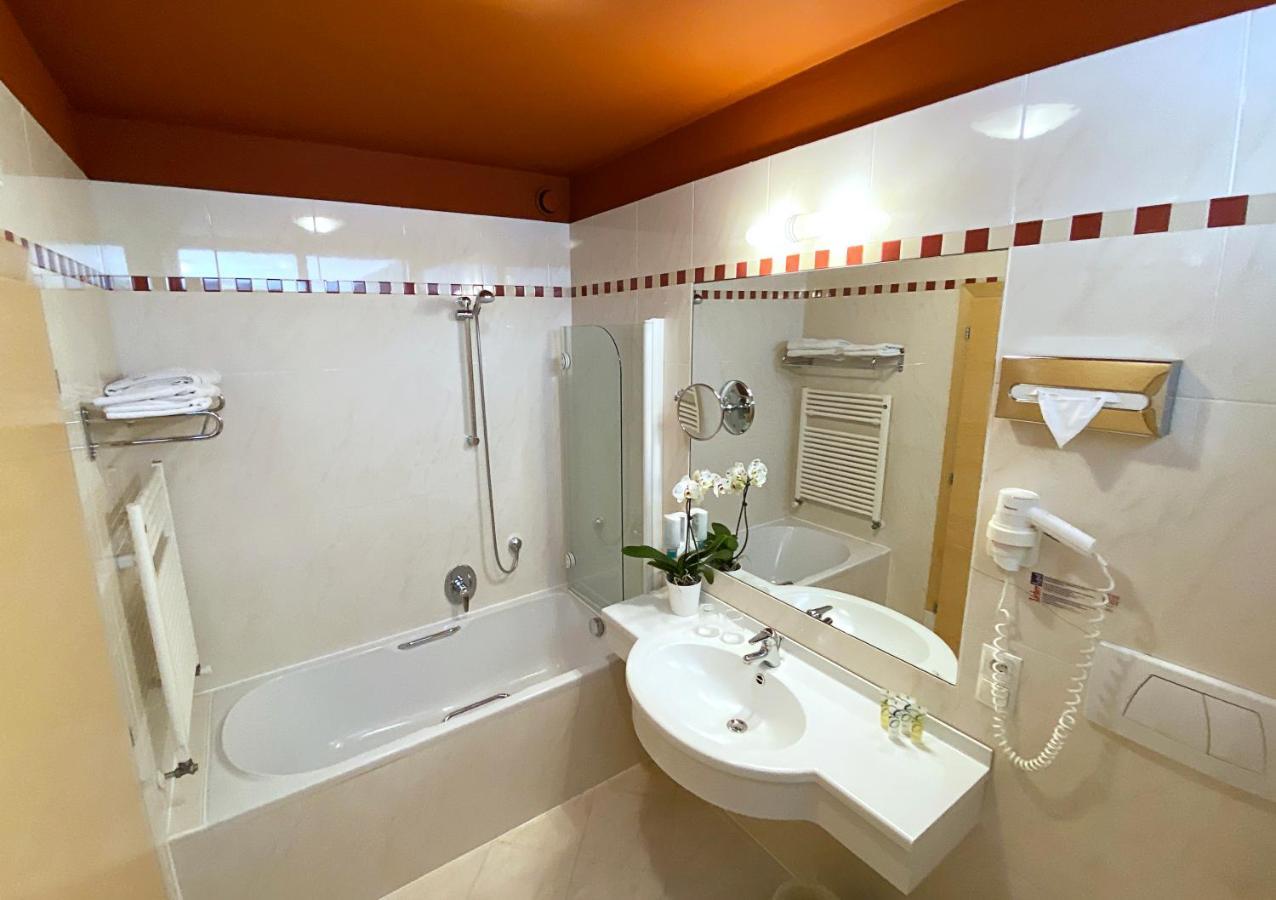 Hotel Eberle Bolzano Bagian luar foto